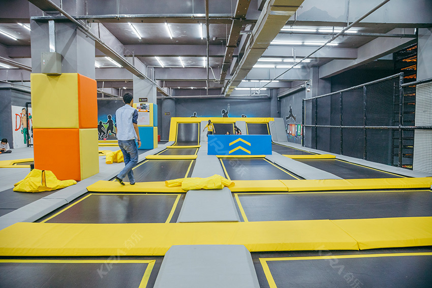 蹦床運動公園自由蹦床區(qū)